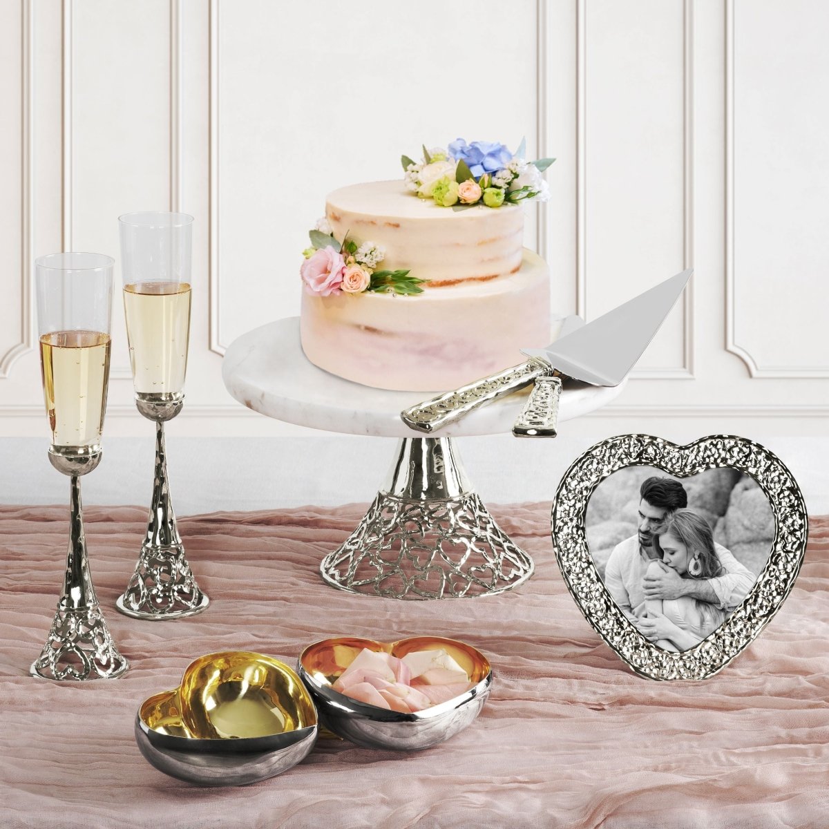 Heart shop cake stand